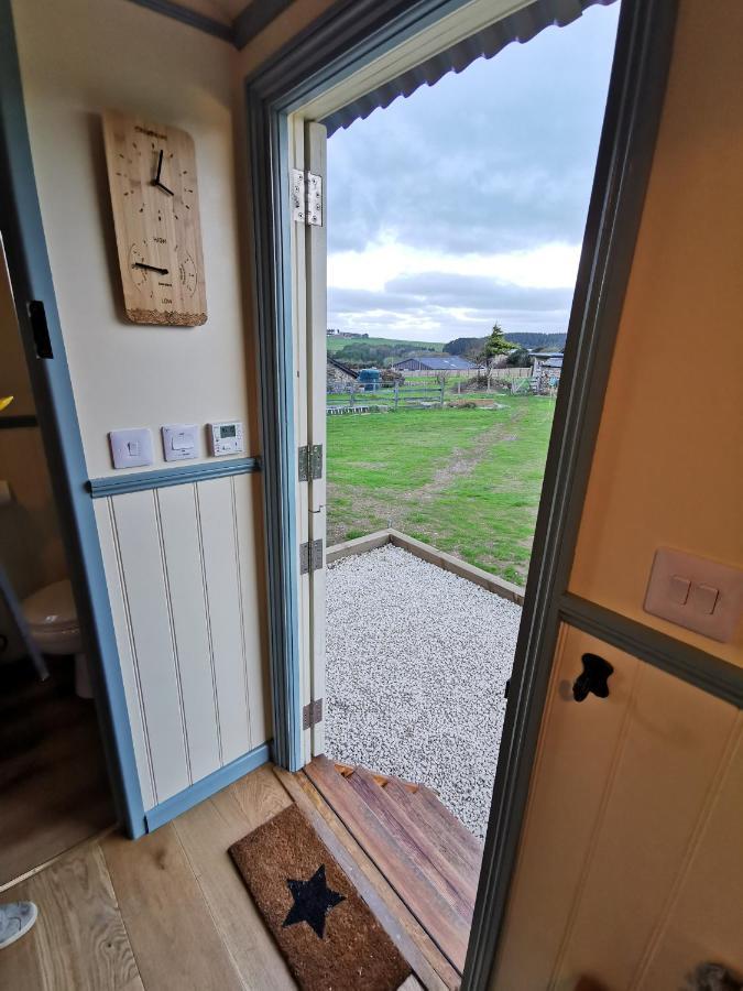 Toms Hut And Robins Rest Shepherd Huts Near Wadebridge Bagian luar foto