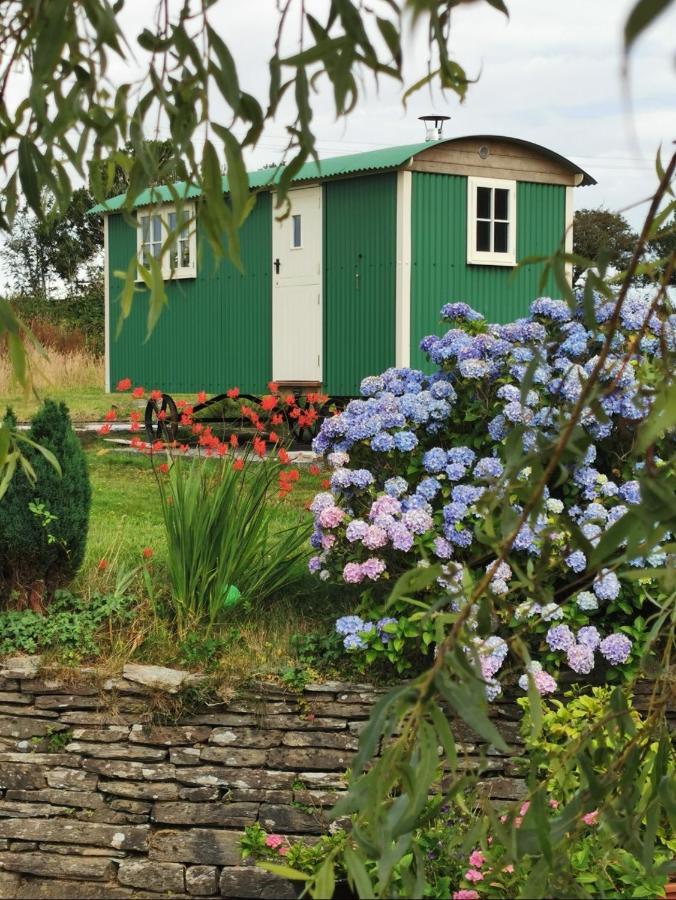 Toms Hut And Robins Rest Shepherd Huts Near Wadebridge Bagian luar foto