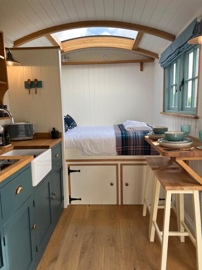 Toms Hut And Robins Rest Shepherd Huts Near Wadebridge Bagian luar foto