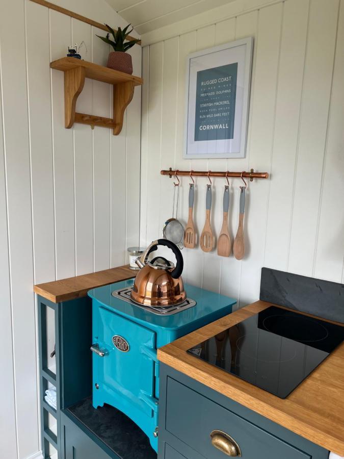 Toms Hut And Robins Rest Shepherd Huts Near Wadebridge Bagian luar foto