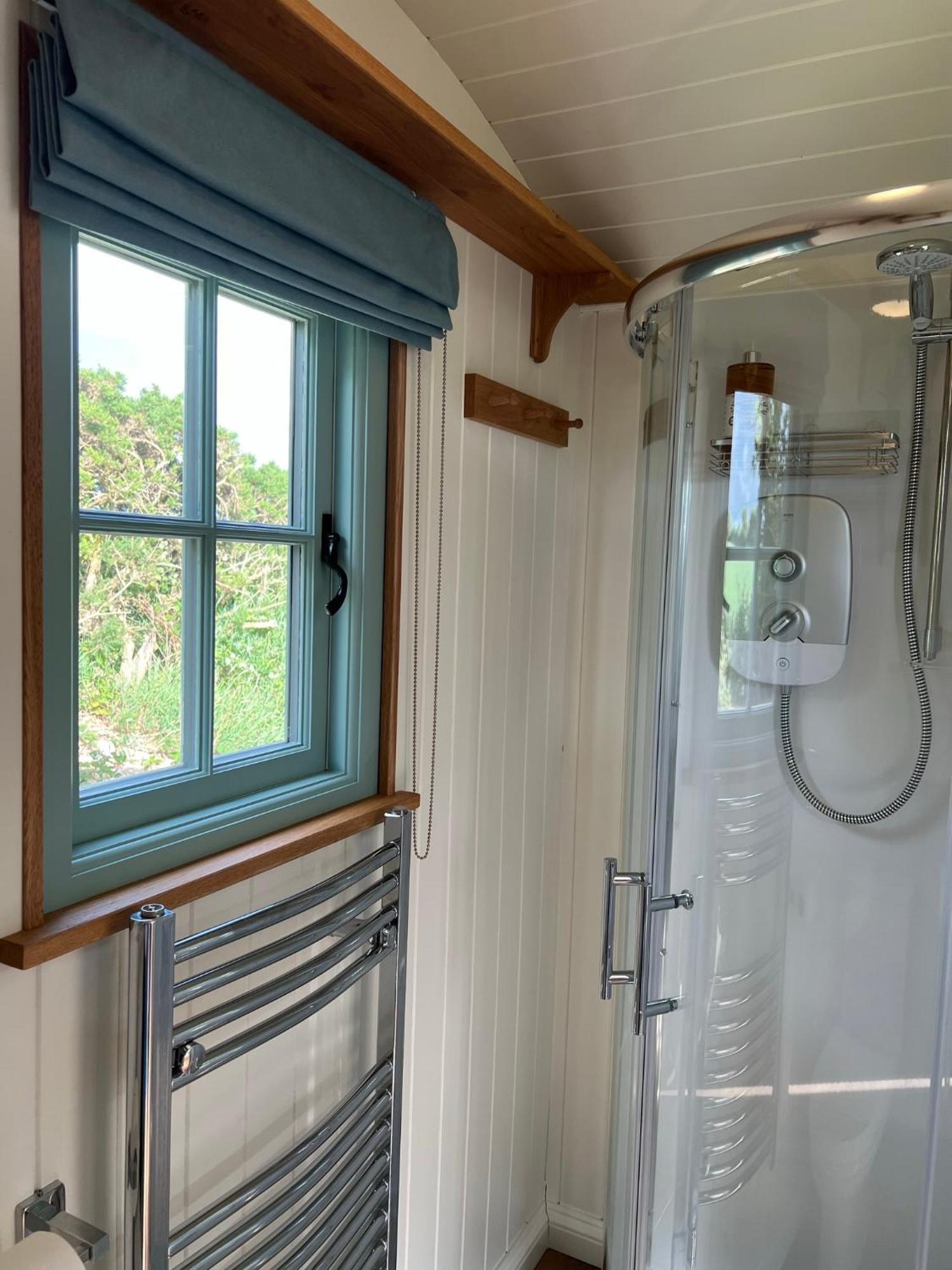 Toms Hut And Robins Rest Shepherd Huts Near Wadebridge Bagian luar foto