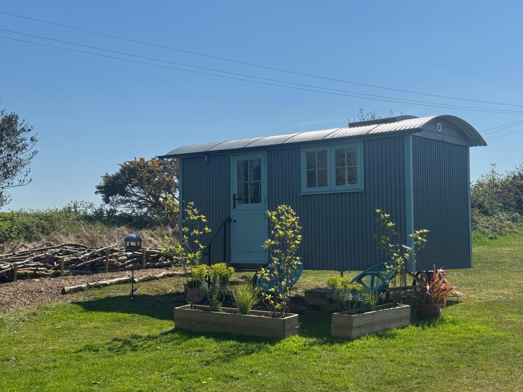 Toms Hut And Robins Rest Shepherd Huts Near Wadebridge Bagian luar foto